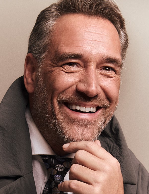 Mannelijk model met bruine ogen okke.