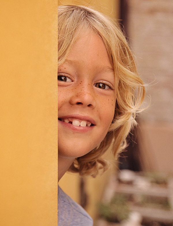 Kindermodel met blond haar Ole