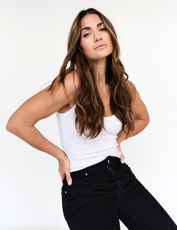 Vrouwelijk model met lang bruin haar Olga