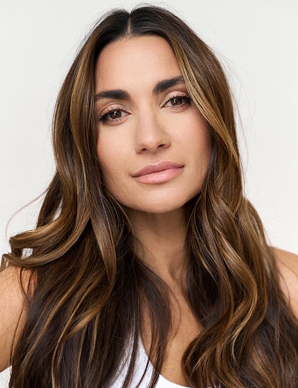 Vrouwelijk model met lang bruin haar olga