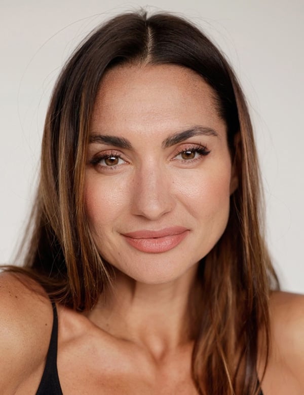 Vrouwelijk model met donkerbruin haar olga.