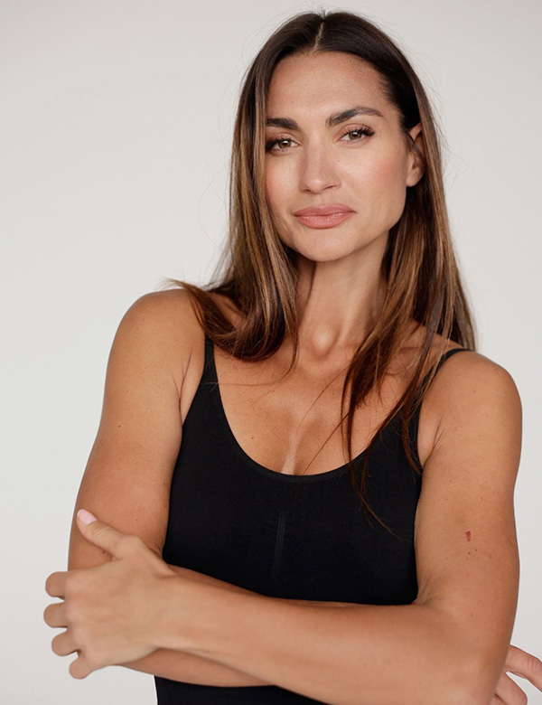 Vrouwelijk model met donkerbruin haar Olga.