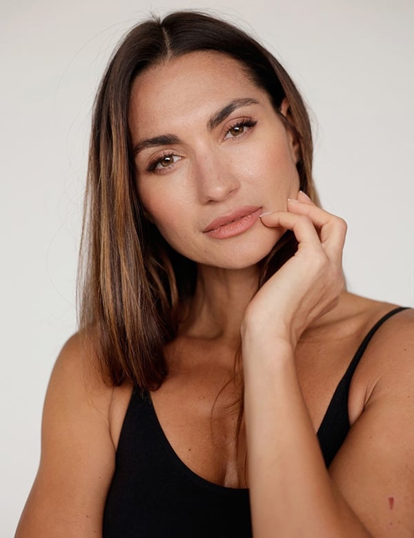 Vrouwelijk model met donkerbruin haar Olga.