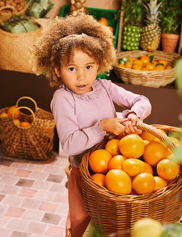 Kinderlijk model met bruin krullend haar Olivia V.