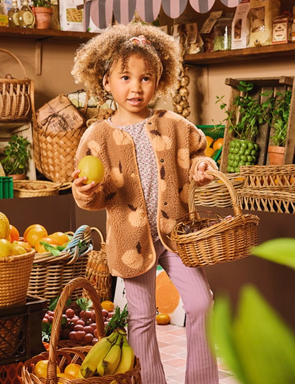 Kinderlijk model met bruin krullend haar Olivia V.