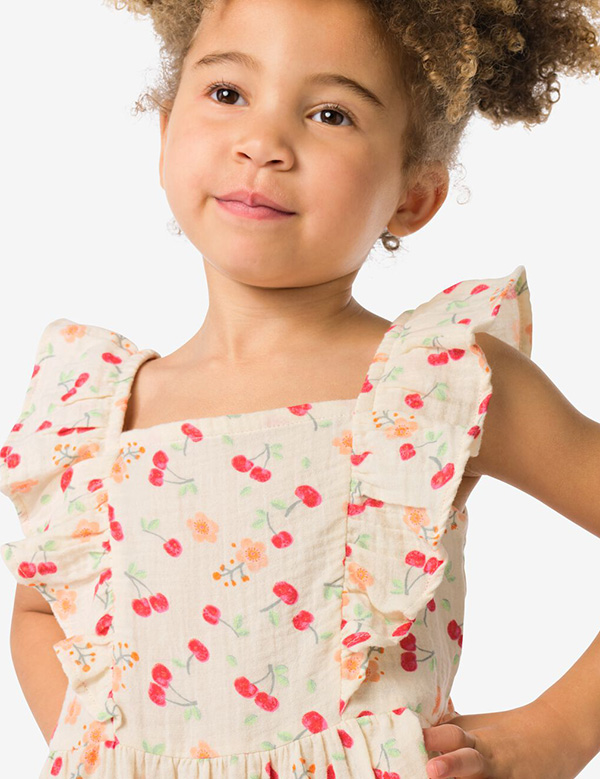 Kinderlijk model met bruin krullend haar Olivia V.