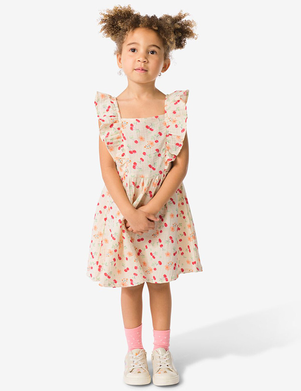 Kinderlijk model met bruin krullend haar Olivia V.