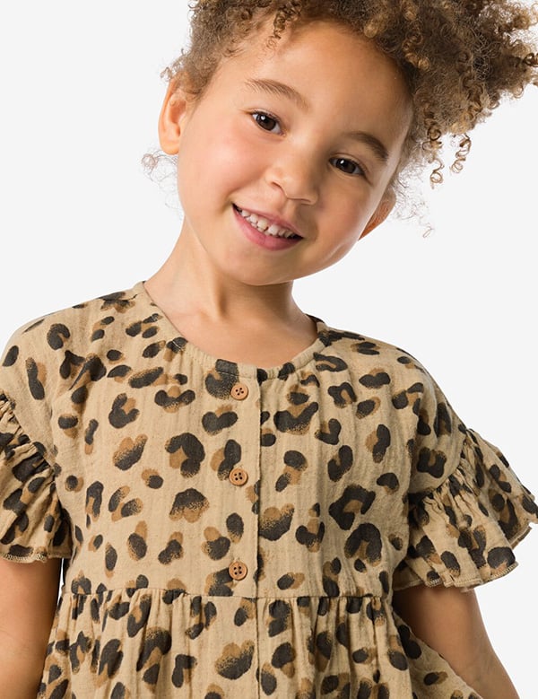 Kinderlijk model met bruin krullend haar Olivia V.
