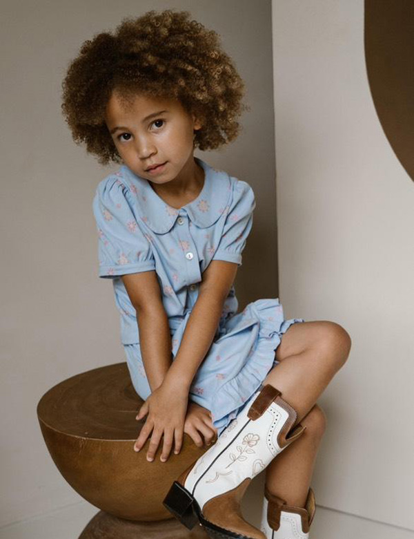 Kindermodel met krullend bruin haar Olivia V.