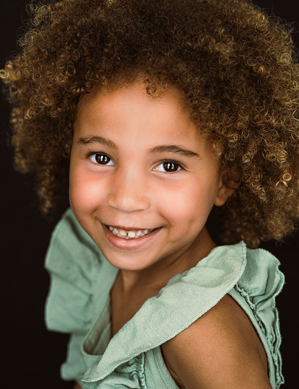 Kindermodel met krullend bruin haar olivia v.
