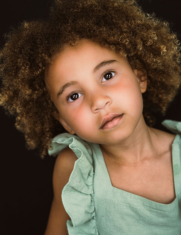 Kindermodel met krullend bruin haar Olivia V.
