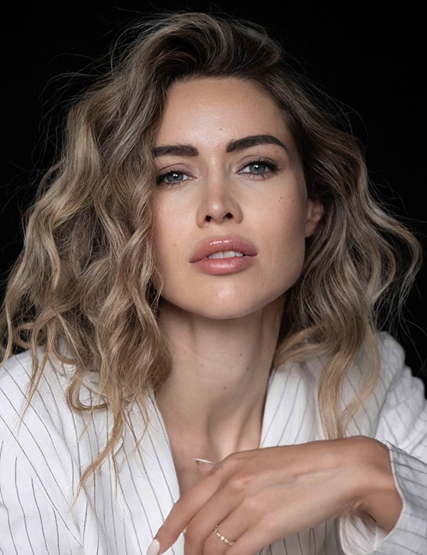 Vrouwelijk model met blond haar lucienne v.