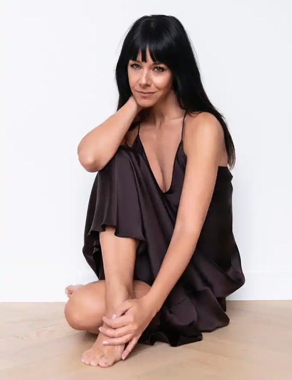 vrouwelijk model met donker haar Petra Gy.