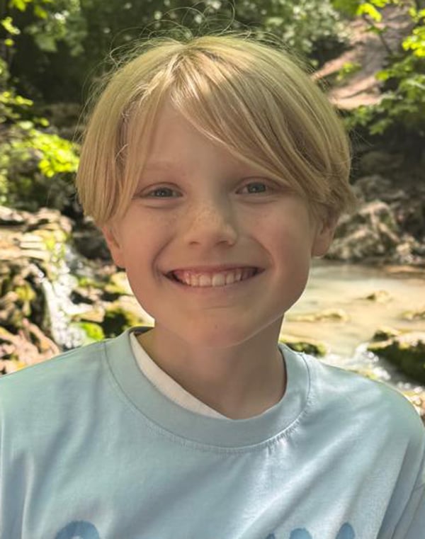 Kindermodel met blond haar raaf