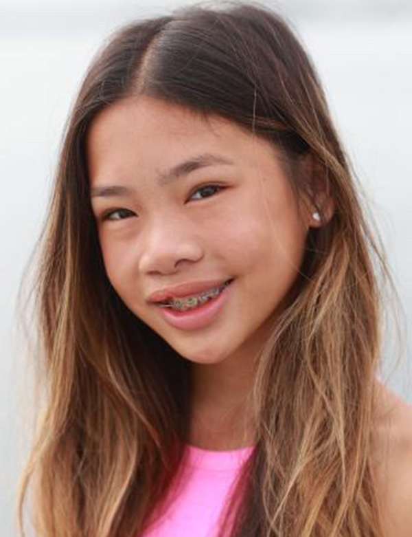 Kindermodel met donkerbruin haar pien