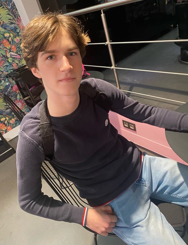 Kinderlijk model met bruin haar Pieter-jan.