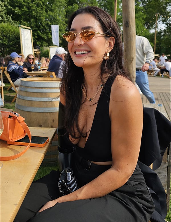 Vrouwelijk model met donkerbruin haar en donkerbruine ogen Pinar.
