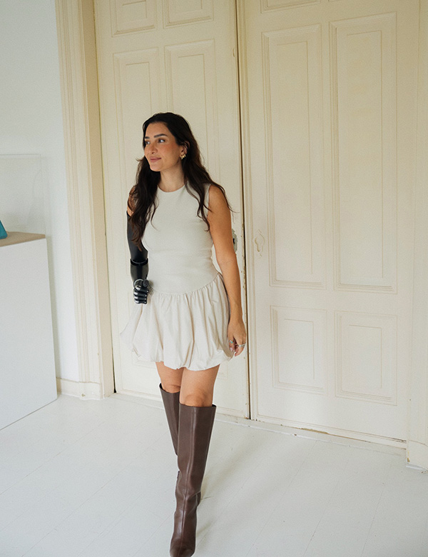 Vrouwelijk model met bruin haar Pinar