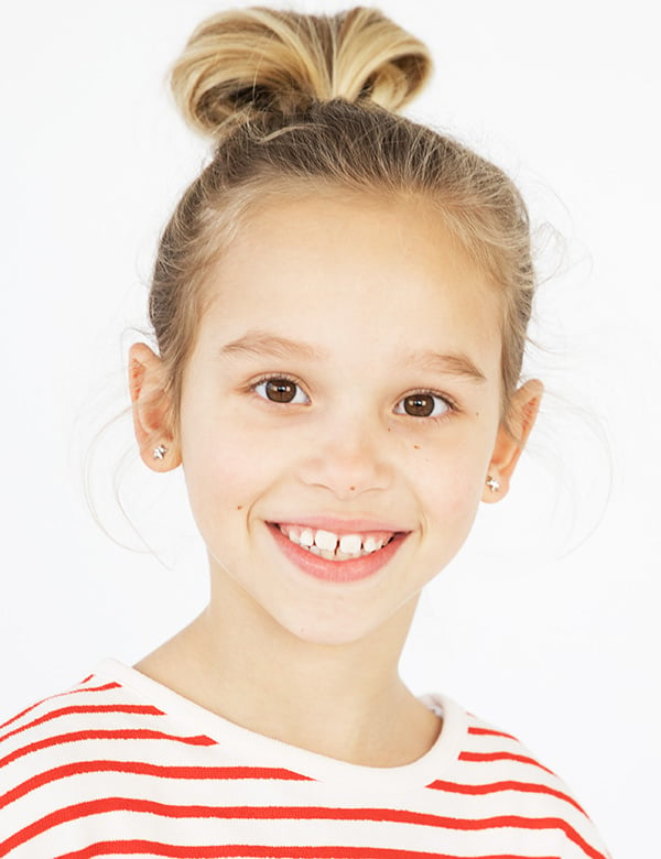 Kindermodel met blond haar pip