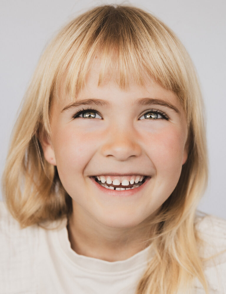 Kindermodel met blond haar pip