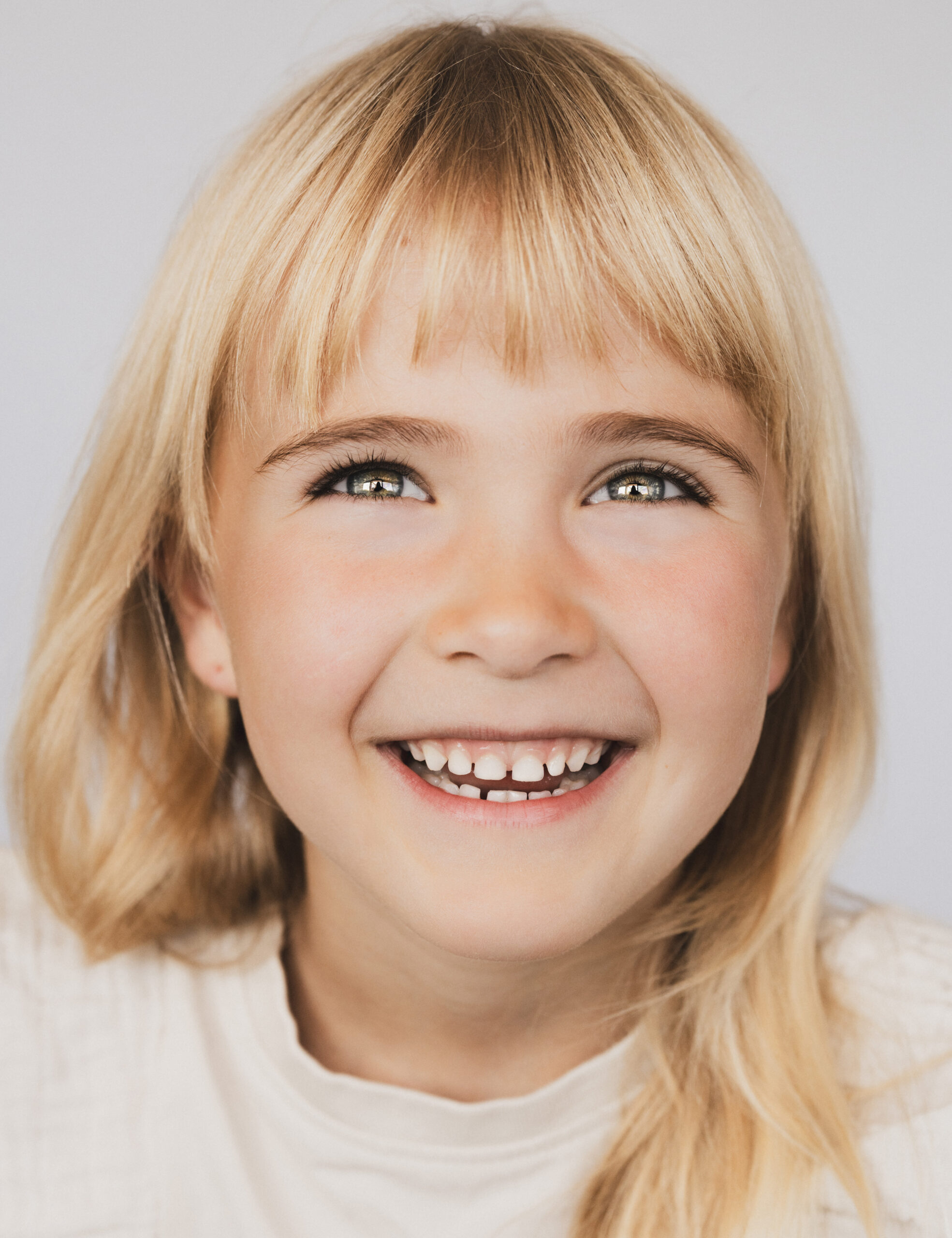 Kindermodel met blond haar pip