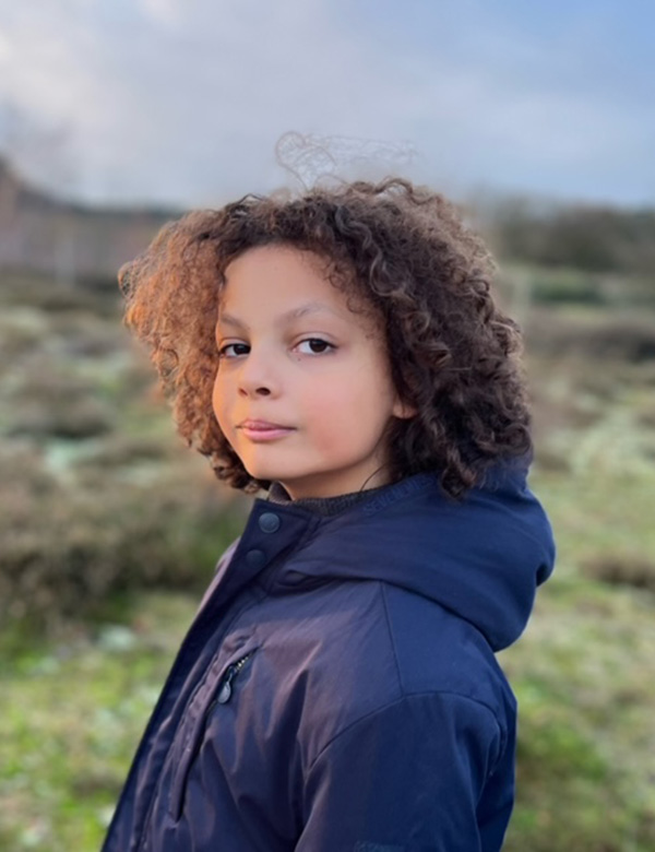 Kindermodel met krullend haar Pippijn