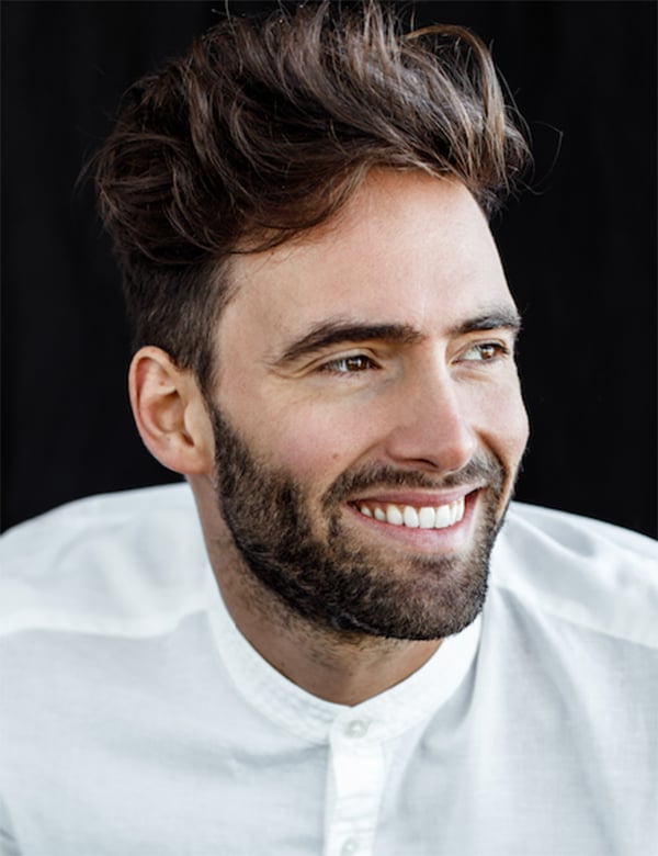 Mannelijk model met bruin haar Corstiaan