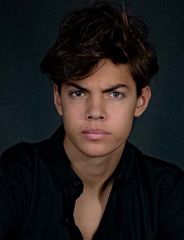 Model Tienermodel met bruin haar noah