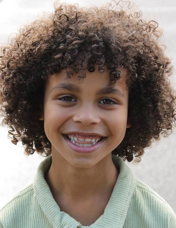 Model Kindermodel met krullend haar quani