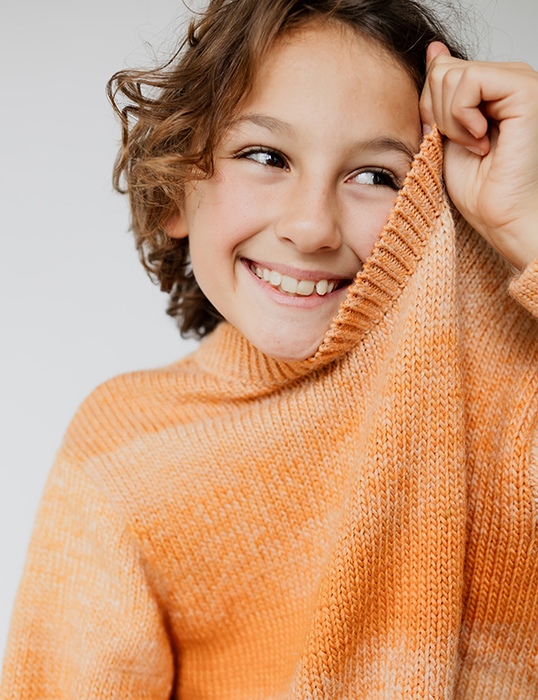 Kindermodel met bruine krullen Raff