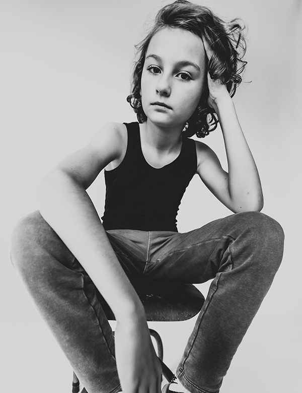 Kindermodel met bruine krullen Raff