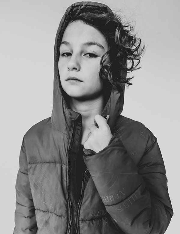 Kindermodel met bruine krullen Raff