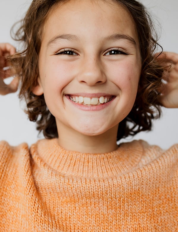 Kindermodel met bruine krullen Raff