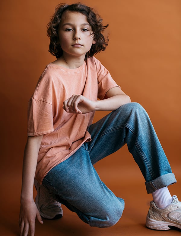 Kinderlijk model met bruin krullend haar Raff Sl.