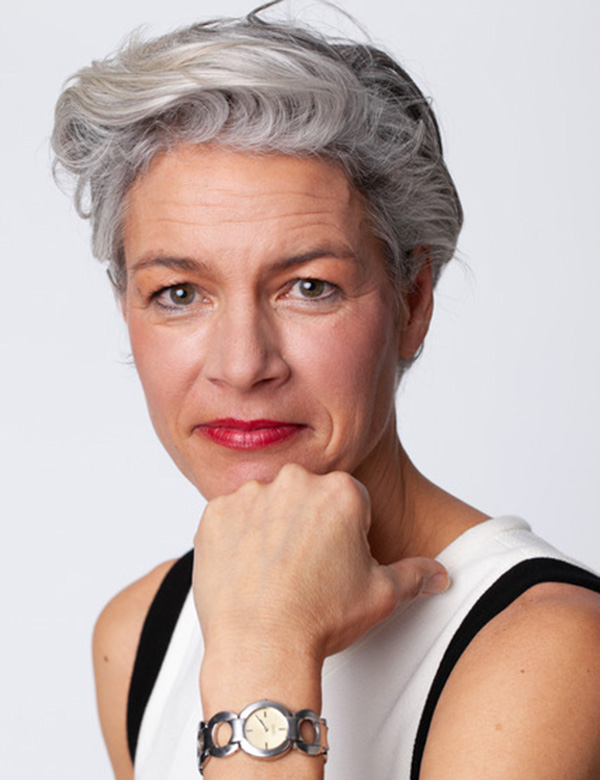 Vrouwelijk model met grijs haar ramona
