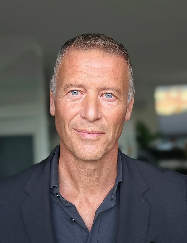 Mannelijk model met bruin/grijs haar Ray.