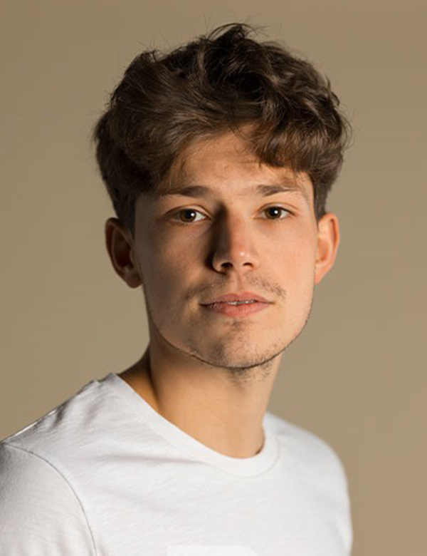 Mannelijk model met bruin haar Remco.