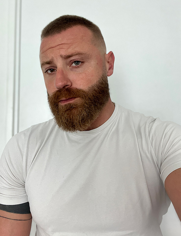 Mannelijk model met kort haar Rick Ou.