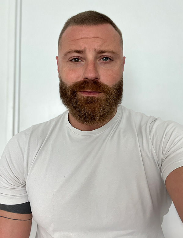 Mannelijk model met kort haar Rick Ou.