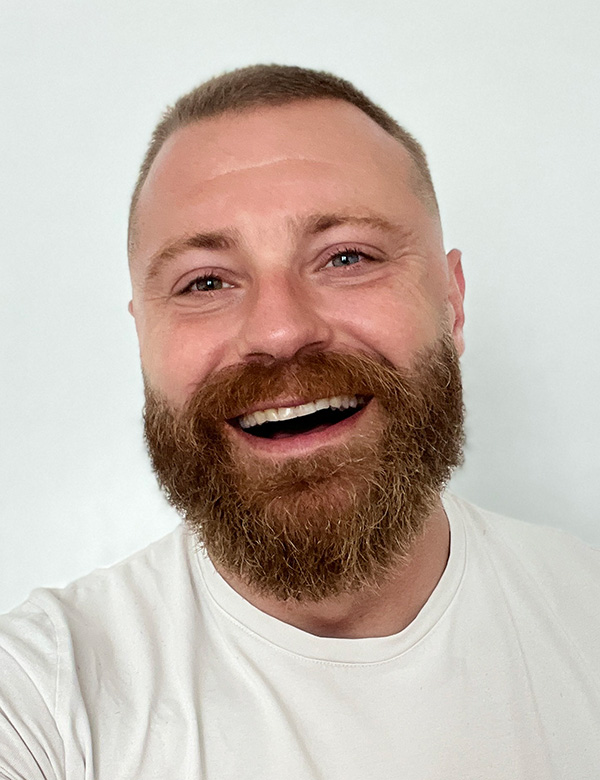 Mannelijk model met kort haar rick ou.