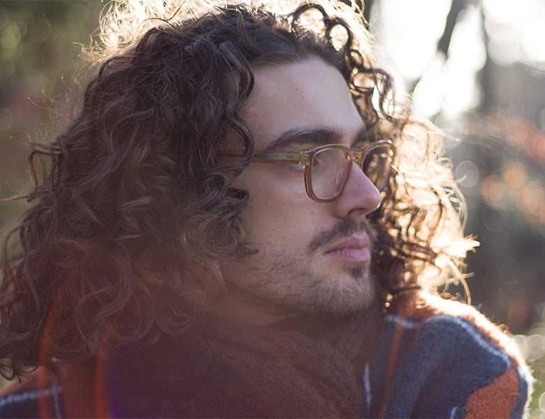 Mannelijk model met bruin haar rik