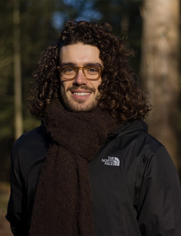 Mannelijk model met bruin haar rik