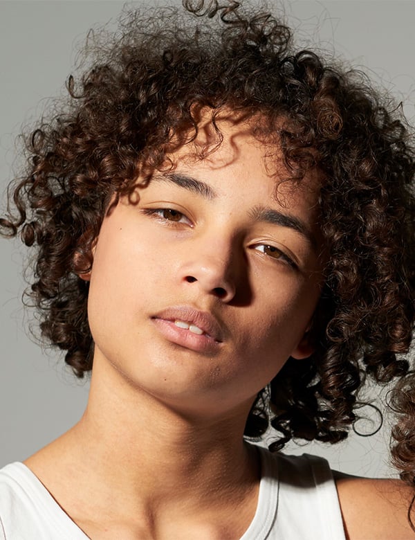 Model Mannelijk model met donkerbruin haar river