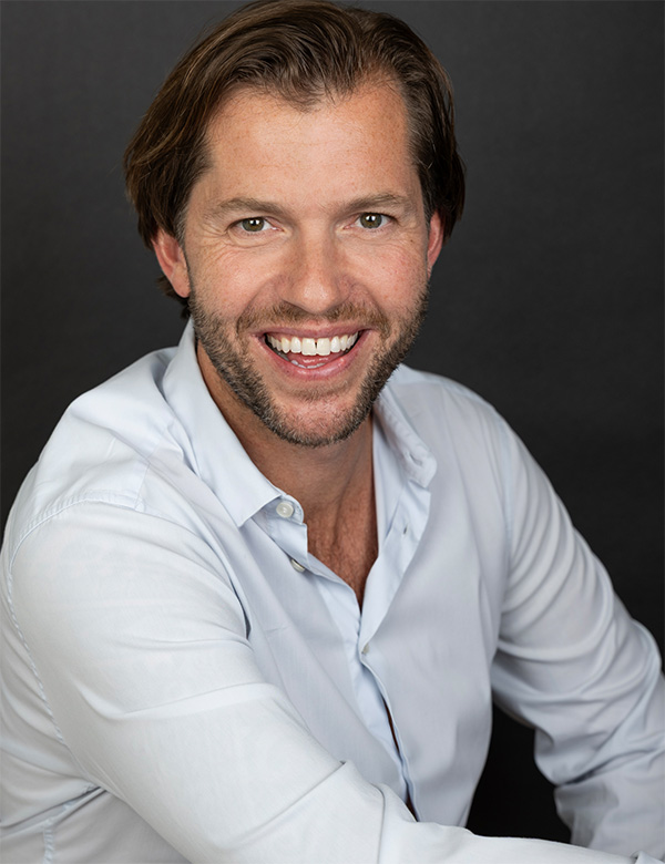 Mannelijk model met donkerbruin haar Rob D.