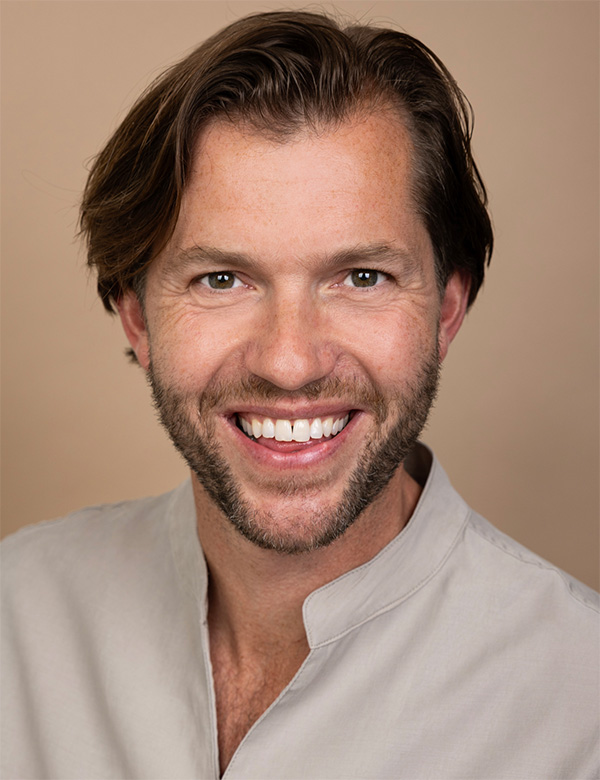 Mannelijk model met donkerbruin haar rob d.