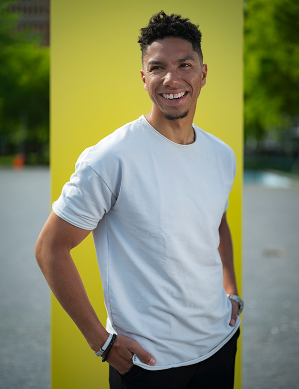 Mannelijk model met donker haar Robin Dave
