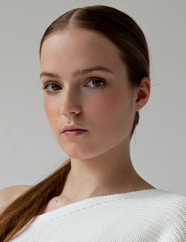 Vrouwelijk tienermodel romy p.