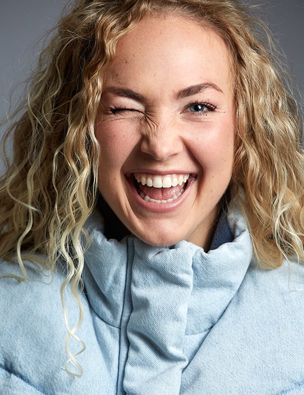 Vrouwelijk model met lang blond krullend haar Romy R.