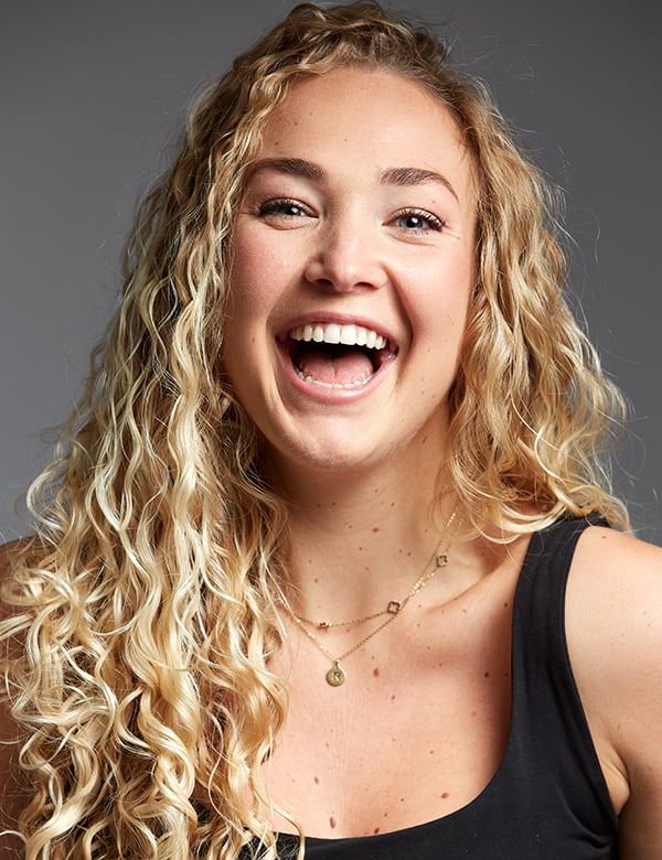Vrouwelijk model met lang blond krullend haar romy r.