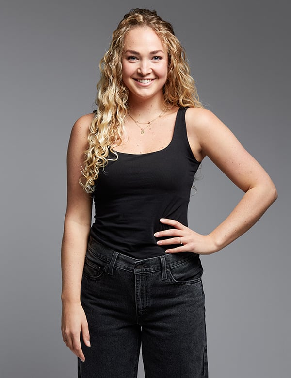 Vrouwelijk model met lang blond krullend haar Romy R.